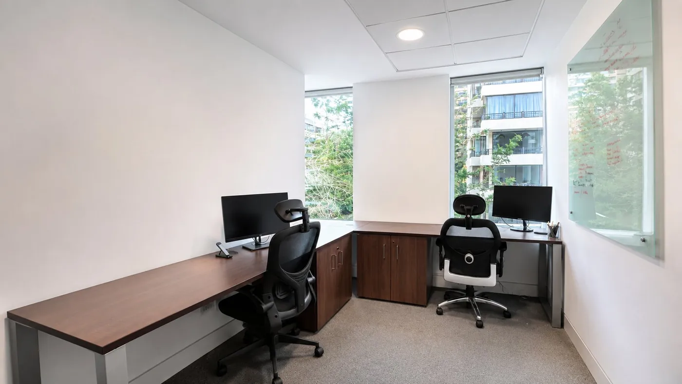 Oficina para dos puestos de trabajo con vista al entorno verde