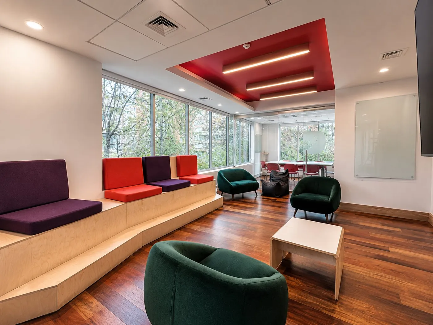 Sala de estar y reunión informal con vista al parque